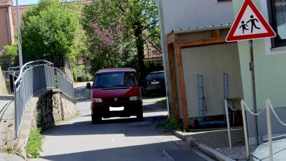 Bild: ds
Das Baugebiet Schlossblick hat ein vermehrtes Verkehrsaufkommen in den Nordbereich von Etzelwang zur Folge. Deshalb war die Beseitigung der Engstelle beim Aufgang zur St. Nikolauskirche Thema in der Gemeinderatssitzung.