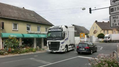 Archivbild: kgg
Seit April 2018 gilt auf der Bundesstraße 299 durch Waldsassen ein Durchfahrtsverbot für den Schwerlastverkehr. Seither gibt es in der Innenstadt auch keine gefährlichen Begegnungen mehr. Verstöße gegen das Durchfahrtsverbot würden geahndet, hieß es beim Sicherheitsgespräch der Polizei im Rathaus Waldsassen.