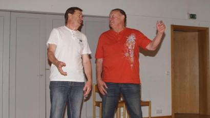 Bild: mmj
Hier stehen die Vorsitzenden des Theatervereins alleine auf der Bühne im Jugendheim. Bei Aufführungen führen Fritz Lindmeier (links) und Helmut Betz gemeinsam Regie und proben mit den Akteuren.