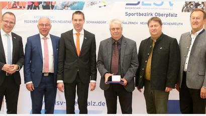 Bild: jzk
Dieter Niewolik (Vierter von links) nahm von BLSV-Präsident Jörg Ammon, Albert Nickl (Stellvertretender Landrat Landkreis Neustadt/Waldnaab), BLSV-Kreisvorsitzendem Andreas Malzer, BLSV-Bezirksvorsitzendem Helmut Müller und Bezirksrat Richard Gaßner (von links) die Auszeichnung entgegen.