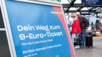 Bild: Daniel Bockwoldt/dpa
In Hamburg hat der Vorverkauf des 9-Euro-Tickets für den Nah- und Regionalverkehr begonnen.