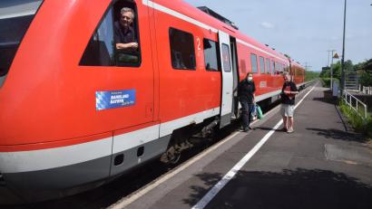 Bild: fz
Letztmals steigt Ursula Haas Freitag aus dem Zug am Bahnhof in Etzenricht. Empfangen wird sie von Karl Sailer. Beide führen einen bisher erfolglosen Kampf, dass Etzenricht zumindest Bedarfshaltepunkt bleibt.