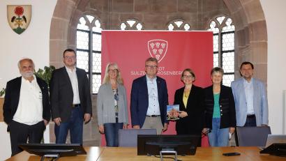 Bild: mfh
Die Bundestagsabgeordnete Susanne Hierl (Dritte von rechts) besuchte Sulzbach-Rosenberg und sprach im Rathaus mit den Fraktionsvorsitzenden (v.l.n.r.): Wolfgang Berndt (Linke), Patrick Fröhlich (CSU), Doris Schmidt-Hartmann (SURO 2030), Bürgermeister Michael Göth, 3. Bürgermeisterin Hildegard Geismann (SPD), 2. Bürgermeister Günter Koller (CSU).