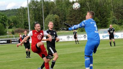 Bild: heh
Konnersreuths Stürmer Christoph Pirner (links) versucht, bedrängt von Marco Klünter, den Kondrauer Keeper Daniel Gold zu überlupfen.