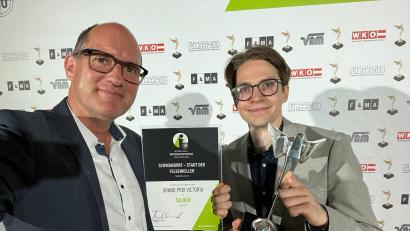 Bild: Thomas Faupel/exb
Produzent Thomas Faupel und Kameramann Felix Albrecht präsentieren die Victoria-Trophäe.