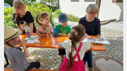 Bild: lg
Interessiert lauschen die Kinder den Ausführungen von Christa Zapf über einen Hund mit einer besonderen Spürnase.