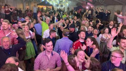 Bild: gmü
Schon am Freitag abend stellte GrögötzWeißbir den Gästen die nötige Partydrehzahl ein