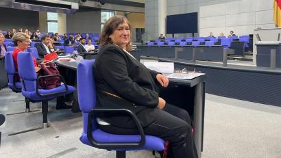 Bild: Büro Schieder/Berlin
Marianne Schieder gehört in der SPD-Bundestagsfraktion zur ersten Garde. Wenn sie als Parlamentarische Geschäftsführerin Sitzungsdienst hat, sitzt sie im Reichstag ganz vorne.