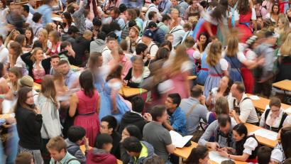Symbolbild: Karl-Josef Hildenbrand/dpa
Dem Bayreuther Volksfest ist der Festwirt abgesprungen.