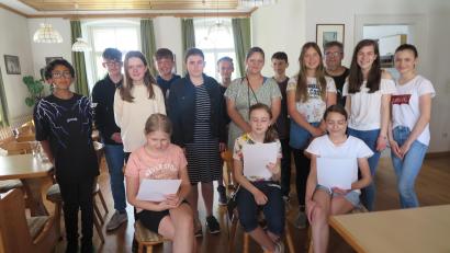 Bild: jzk
Gemeindereferent Jochen Gößl (hinte,n Dritter von rechts) hatte für die Firmlinge Kurzgeschichten zum Vorlesen ausgesucht.