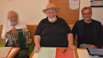 Bild: jr
Der Literarische Arbeitskreis erinnerte an den unvergessenen Münchner Komiker und Schauspieler Karl Valentin im Marktcafé. Mit dabei waren (von links) Walter J. Pilsak, Hans Günther Lauth und Berthold Kellner.