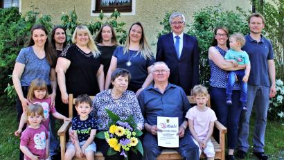 Bild: Carolin Böckl
Monika und Hans Ernstberger sind 50 Jahre glücklich verheiratet. Auf dem Bild die Kinder und Enkelkinder sowie die Hofnachfolger (Birgit und Daniel Ernstberger, rechts) sowie Bürgermeister Johannes Reger (hinten, Dritter von rechts).