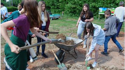 Bild: Werner Winderl/exb
Die Schüler bei der Arbeit für den „Wildlebensraum“.