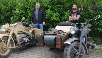 Bild: ige
Werner Maiß (links) und Markus Fischer kamen mit ihren über 80 Jahre alten Zündapp-Wehrmachtsgespannen zum Frühjahrstreffen.