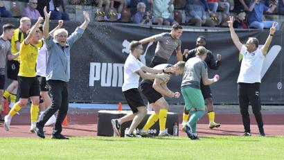 Bild: Hubert Ziegler
Kurz nach dem Schlusspfiff brachen in der Coaching-Zone des FC Amberg alle Dämme: hier bejubelt Trainer Karl-Heinz Wagner (rechts) mit seinen Spielern den Klassenerhalt in der Landesliga Mitte.