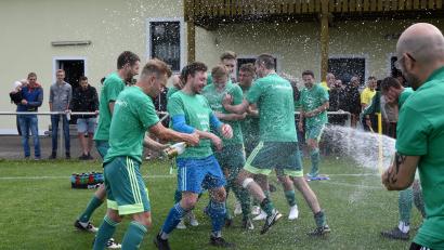 Bild: Gebert
Nach dem Schlusspfiff feierten die Spieler des SV Mitterteich mit Sektduschen den Klassenerhalt in der Landesliga Nordost.
