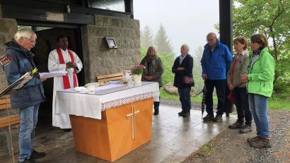 Bild: Sabine Weiß/exb
Vor der Buchbergkapelle wurde eine Messe gefeiert. Anlass dafür war das Patrozinium des Heiligen Nepomuk.