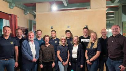 Bild: Christian Wiesneth/exb
Der neue Vorstand von RV Eintracht Elbart (von links): Christian Wiesneth, Jürgen Götz, Ehrenvorsitzender Hartmut Schendzielorz, Nico Prösl, Susanne Stock, Bertram Radolf, Angela Aures, Jakob Radolf, Kathrin Schmidt, Nico Humsberger, Leoni Wiesneth, Christian Humsberger und Bürgermeister Uwe König.