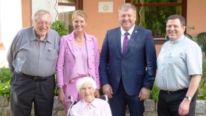 Bild: jp
Sie gratulieren Hertha Häselbarth (vorn) zum 100. Geburtstag (von links): Hermann Kucharski, Heimleiterin Monika Breunig, Bürgermeister Stefan Braun und Pfarrer Stefan Brand.