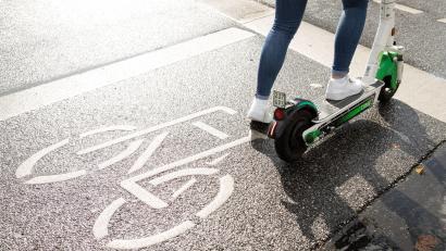 Symbolbild: Christin Klose/dpa
E-Scooter gehören grundsätzlich auf den Radweg. Außer es gibt keinen. In diesem Fall dürfen Scooter-Piloten auch die Fahrbahn benutzen.