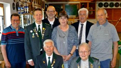 Bild: R. Kreuzer
Die Schützengesellschaft Almenrausch ist stolz auf ihre langjährigen Mitglieder (sitzend, von links) Erwin Rößler und Sieglinde Nordgauer.