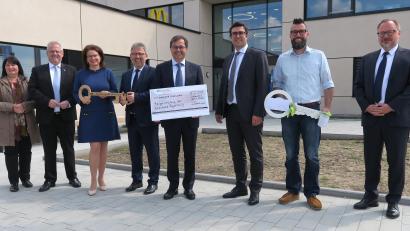 Bild: Hirsch
Vor dem neuen Gebäude der Volksbank Raiffeisenbank Regensburg-Schwandorf war die symbolische Schlüsselübergabe.