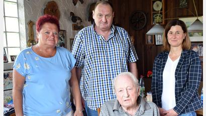 Bild: wku
Der Jubilar Johann Renner (sitzend) mit Tochter Ursula, Sohn Jürgen und 2. Bürgermeisterin Doris Lehnerer (von links).