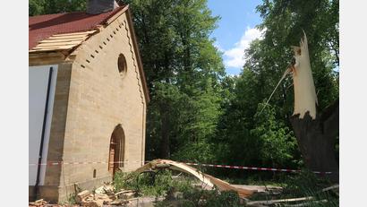 Bild: rha
Der Sturm Emmelinde verursacht Schaden an der Bergkirche in Axtheid-Berg.