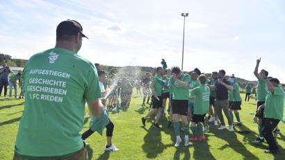 Bild: Hubert Ziegler
Eine Sektdusche für die Aufstiegshelden. Nach dem 2:1-Sieg in Haselmühl bejubelten die Spieler des 1. FC Rieden den Titelgewinn in der Kreisliga Süd und den Aufstieg in die Bezirksliga.