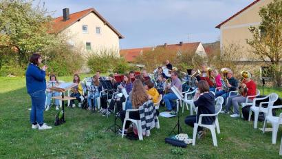 Bild: swo
Voll bei der Sache sind die Musiker des Nachwuchsorchesters der Blasmusik Gebenbach bei der öffentlichen Probe im Pfarrgarten unter Leitung von Nachwuchsdirigentin Sophie Trusheim.