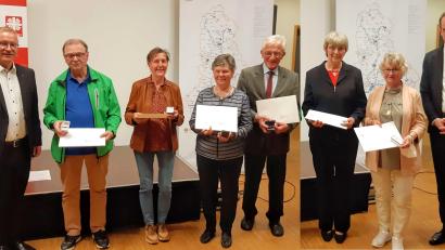 Bild: fjo
Domkapitular Michael Dreßel (rechts ) und Direktor Michael Weißmann überreichen Ehrungen an Franz Kaas, Evi Menzel, Veronika Koller, Pfarrer Georg Hartl, Christl Kaas und Anna Federlein (von links).