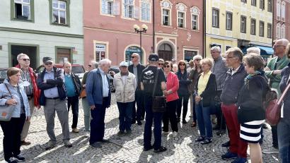 Bild: Wilck
Weidener Städtepartner mit Stadtführer Jaroslav Strach auf dem Marktplatz in Eger