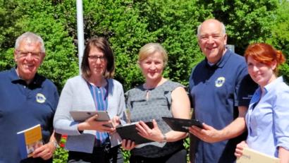 Bild: fjo
Christian Kick (Zweiter von rechts) übergibt mit Manfred Hausel für den Lions-Club eine digitale Ausstattung an Theresa Pulsfort, Martina Kiendl und Tatjana Kriwizki (von links).