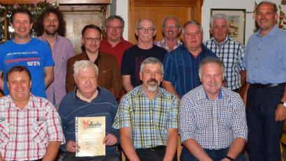 Bild: fjo
Für die nächsten Jahre stehen Josef Kick und Johann Sauer (sitzend, von rechts) als Vorstände an der Spitze des katholischen Männervereins, bei dem Ludwig Führnrohr (mit Urkunde) für seine langjährige Mitgliedschaft geehrt werden kann.