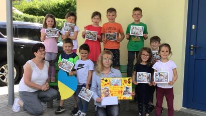 Bild: soj
Die Vorschulkinder übergaben mit Kinderhausleiterin Bianca Kastner (links) ihre Spende von 270 Euro an Valerie Pausch (vorne, Mitte).