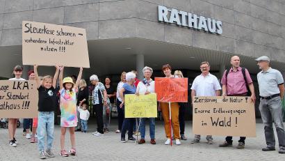 Bild: Thomas Dobler
Gut 90 Schwarzenfelder jeden Alters hatten sich am Montag am späten Nachmittag vor dem Rathaus versammelt, um gegen den Bau eines BOS-Sendemasts in Traunricht zu demonstrieren. Geleitet wurde die Kundgebung von Franz Prey (Dritter von rechts), der auch eine Ansprache hielt.