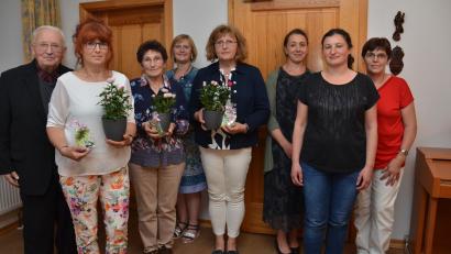 Bild: dob
Ulrike Gösl (Dritte von rechts), Elisabeth Bojer (Vierte von rechts) und Angelika Ertl (rechts) bilden das Dreigestirn des Katholischen Frauenbunds Roggenstein. Diözesanvorsitzende Martha Bauer (Vierte von links) und Pfarrer Gerhard Schmidt (links) freuen sich über das Engagement.