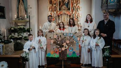 Bild: Manuel Schloßer/exb
Bei einem feierlichen Gottesdienst feierten vier Kinder aus Saltendorf ihre Erstkommunion.