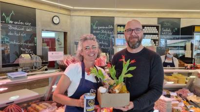 Bild: Paul Sandner/exb
Die Osteraktion von Gloria Benner brachte 1000 Euro für die Ukrainehilfe der Initiative Zamhaltn von Michael Sandner ein.