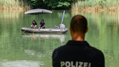 Bild: Daniel Vogl/dpa
Ein Polizeiboot sucht per Sonar den Blässhuhnsee nach der vermissten 28-jährigen ab.