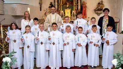 Bild: Anita Ries/exb
Die Erstkommunionkinder aus Schmidgaden stellten sich zu einem Gruppenbild auf.