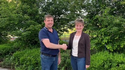 Bild: amö
Bürgermeisterin Sonja Meier gratuliert dem neuen ersten Kommandanten der Feuerwehr Winklarn, Stephan Killermann