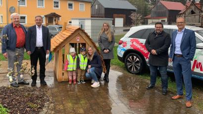 Bild: mez
Kirchenpfleger Alois Melzner und Geschäftsführer Liborius Gräßmann freuten sich mit zwei Kindern des Kinderhauses sowie der Leiterin der Kinderkrippe, Isabelle Striegl, und Kinderhaus-Leiterin Sabina Lehmann über die kleine Räuberhütte ebenso wie Bürgermeister Thomas Kaufmann und Geschäftsführer Thomas Löw (von links).