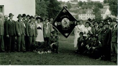 Bild: Archiv Josef Voit/exb
Die Fahnenweihe im Jahr 1959.