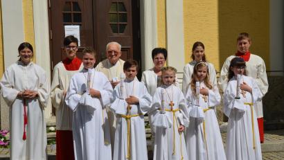Bild: dob
Fünf Kinder feiern in der Pfarrei St. Erhard in Roggenstein mit Pfarrer Gerhard Schmidt ihren Erstkommuniontag.