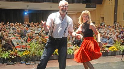 Archivbild: Gabi Schönberger
Ein voller Saal, wie hier 2018, ist beim Seniorennachmittag der Stadt Weiden garantiert. Die beliebte Veranstaltung soll am 18. Oktober 2022 wieder aufleben.