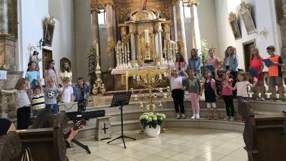 Bild: ak
Die Kindergruppe Ichtys bereicherte mit ihren Liedvorträgen die Andacht des Frauenbundes.