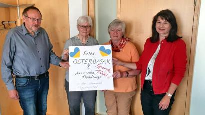 Bild: hai
Der katholische Frauenbund Mockersdorf übergibt stellvertretenden Bürgermeister Rudi Heier (links) 1000 Euro, die ukrainischen Flüchtlingen zugute kommen sollen.