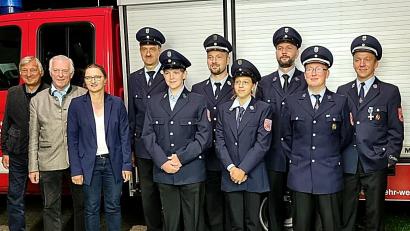 Bild: R. Kreuzer
Das Ehrenkreuz in Silber geht an Günter Froeling (Vierter von links) für 25 Jahre aktiven Dienst bei der Feuerwehr Mallersricht, rechts ist deren Vorsitzender Martin Beutner.