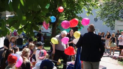 Bild: Kunz
Mit bunten Luftballons begrüßen die Kleinen des Kindergartens Lorenz Werthmann Stadtpfarrer Gottfried Schubach und Siedler-Chef Wolfgang Pausch.
